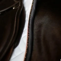 Equestrian Stockholm - Tapis de selle Modern Dark Ocean / marine Blanc Hot