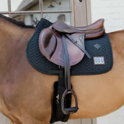 Discount Kentucky Horsewear - Tapis de selle Fishbone Compétition 2 numéros Noir