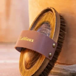 LeMieux - Brosse douce Artisan Marron Discount