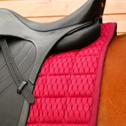 Sale LeMieux - Tapis de dressage Carbon Mesh Air Mulberry Bordeaux