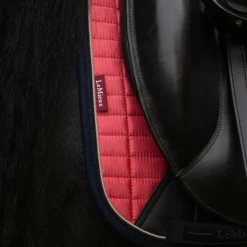 New LeMieux - Tapis de dressage Square en suédine cranberry Rose